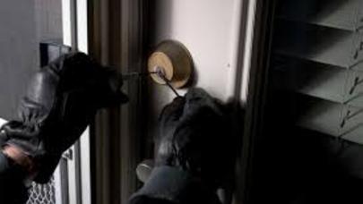 Keçmiş məmurun evindən içi pulla dolu seyf oğurlandı